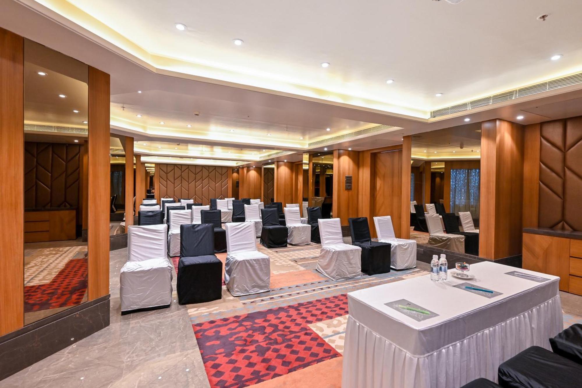 Hotel Maharaja Regency Satara Zewnętrze zdjęcie